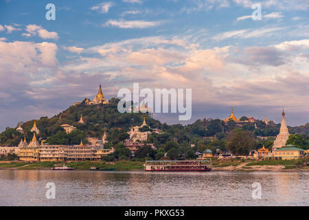 Pagode splendono sulla serena argini del Irrawaddy in Myanmar Foto Stock