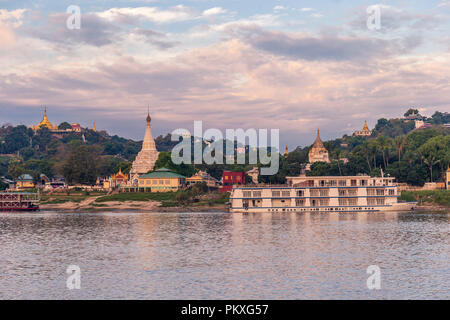 Pagode splendono sulla serena argini del Irrawaddy in Myanmar Foto Stock