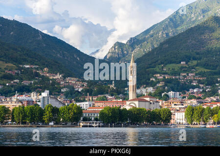 Panorama di Lecco con le montagne sullo sfondo, Italia Foto Stock