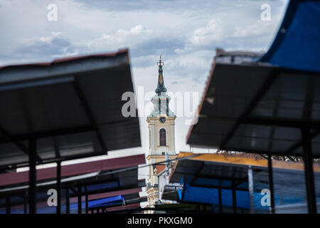 Nikolajevska crkva chiesa nel centro cittadino di Zemun, visto da gabbie del mercato nelle vicinanze, con il suo famoso campanile rivolta verso l. Zemun è un pittoresco s Foto Stock
