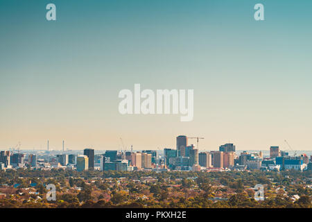 Adelaide skyline della città al tramonto visto dalle colline Foto Stock