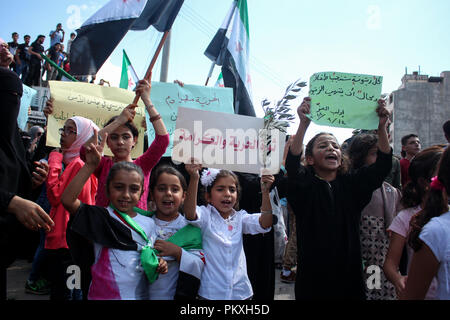 Le piccole bambine visto holding posters durante la protesta contro il regime siriano. Centinaia di manifestanti è venuto fuori in città Idlib su con lo slogan di alcuna alternativa per rovesciare il regime e i dimostranti cantando e rasserenanti ci sono civili e vogliamo la libertà e non vogliamo che il regime siriano. Foto Stock