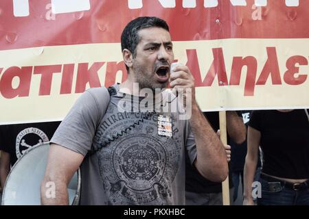 Atene, Grecia. Xv Sep, 2018. Un manifestante visto gridando slogan attraverso l'altoparlante durante il mese di marzo antifasciste in Atene.Migliaia protester ha preso le strade contro il fascismo e il razzismo in Atene. Il mese di marzo è stata principalmente focalizzata sull'assassinio del rapper Pavlos Fyssas, da una neo-nazista nella città di Pireo un paio di anni fa. Credito: Giorgos Zachos SOPA/images/ZUMA filo/Alamy Live News Foto Stock