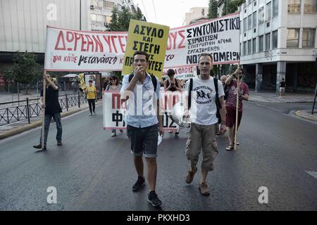 Atene, Grecia. Xv Sep, 2018. Un manifestante visto gridando slogan attraverso l'altoparlante durante il mese di marzo antifasciste in Atene.Migliaia protester ha preso le strade contro il fascismo e il razzismo in Atene. Il mese di marzo è stata principalmente focalizzata sull'assassinio del rapper Pavlos Fyssas, da una neo-nazista nella città di Pireo un paio di anni fa. Credito: Giorgos Zachos SOPA/images/ZUMA filo/Alamy Live News Foto Stock