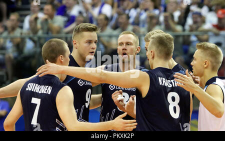 Varna, Bulgaria. Xv Sep, 2018. Il Finich tteam celebra la vittoria di un punto nel mezzo .Tommi SIIRILAE (Finlandia), Mikko Esko (Finlandia), .FIVB Pallavolo uomini del Campionato del Mondo 2018, pool D, Finlandia vs Polonia, 15 settembre 2018. Palazzo della Cultura e dello Sport, Varna/Bulgaria, .le squadre della Finlandia, Cuba, Puerto Rico, Polonia, Iran e co-host La Bulgaria sta giocando in pool D nel turno preliminare. Credito: Wolfgang Fehrmann/ZUMA filo/Alamy Live News Foto Stock