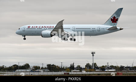 Calgary, Alberta, Canada. Xii Sep, 2018. Un Air Canada Boeing Dreamliner 787-9 (C-FGDZ) wide-body aereo jet atterraggio all'Aeroporto Internazionale di Calgary. Credito: Bayne Stanley/ZUMA filo/Alamy Live News Foto Stock