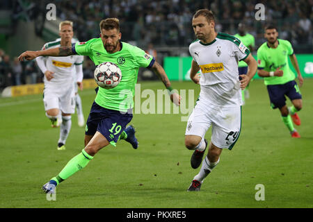 Moenchengladbach, Germania. Xv Sep, 2018. Tony Jantschke (R) del Borussia Moenchengladbach, Germania vies con Guido Burgstaller di FC Schalke 04 durante la Bundesliga match tra Borussia Monchengladbach e FC Schalke 04 al Borussia-Park, in Monchengladbach, Germania, il 7 settembre 15, 2018 Credit: Joachim Bywaletz/Xinhua/Alamy Live News Foto Stock