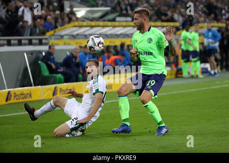 Moenchengladbach, Germania). Xv Sep, 2018. Tony Jantschke (L) del Borussia Moenchengladbach, Germania vies con Guido Burgstaller di FC Schalke 04 durante la Bundesliga match tra Borussia Monchengladbach e FC Schalke 04 al Borussia-Park, in Monchengladbach, Germania, il 7 settembre 15, 2018. Credito: Joachim Bywaletz/Xinhua/Alamy Live News Foto Stock