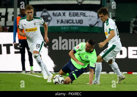 Moenchengladbach, Germania). Xv Sep, 2018. Contrassegnare Ulu (C) di FC Schalke 04 compete durante la Bundesliga match tra Borussia Monchengladbach e FC Schalke 04 al Borussia-Park, in Monchengladbach, Germania, il 7 settembre 15, 2018. Credito: Joachim Bywaletz/Xinhua/Alamy Live News Foto Stock