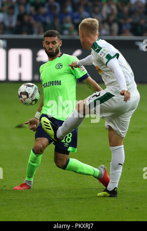 Moenchengladbach, Germania. Xv Sep, 2018. Oscar Wendt (R) del Borussia Moenchengladbach, Germania vies con Daniel Caligiuri di FC Schalke 04 durante la Bundesliga match tra Borussia Monchengladbach e FC Schalke 04 al Borussia-Park, in Monchengladbach, Germania, il 7 settembre 15, 2018 Credit: Joachim Bywaletz/Xinhua/Alamy Live News Foto Stock