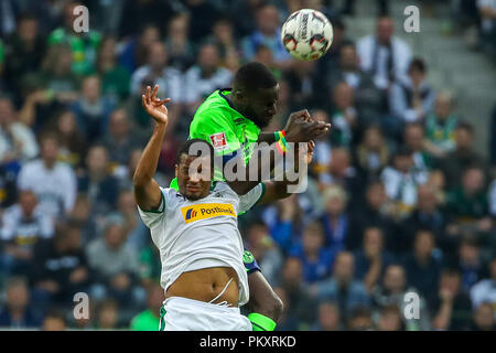 Moenchengladbach, Germania. Xv Sep, 2018. Alassane motivo (anteriore) del Borussia Moenchengladbach, Germania vies con Salif sane di FC Schalke 04 durante la Bundesliga match tra Borussia Monchengladbach e FC Schalke 04 al Borussia-Park, in Monchengladbach, Germania, il 7 settembre 15, 2018 Credit: Joachim Bywaletz/Xinhua/Alamy Live News Foto Stock