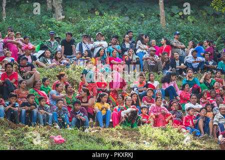 Kathmandu, Nepal. Il 15 settembre 2018. Popolo nepalese guardando Lakhe Dance Festival tenutosi a Machhegaun a Kathmandu in Nepal.Lakhes da differenti parti del Nepal sta effettuando in questo festival.Lakhe è un demone nella cultura nepalese.Lakhe Dance è uno dei balli più popolari del Nepal. Gli artisti interpreti o esecutori che indossa un costume Lakhe e maschera eseguirà danze sulle strade e durante il festival. Credito: Nabaraj Regmi/Alamy Live News Foto Stock