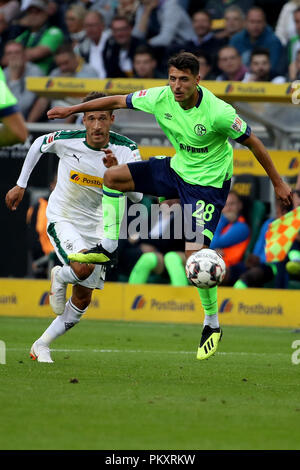 Moenchengladbach, Germania. Xv Sep, 2018. Fabian Johnson (L) del Borussia Moenchengladbach, Germania vies con Alessandro Schoepf di FC Schalke 04 durante la Bundesliga match tra Borussia Monchengladbach e FC Schalke 04 al Borussia-Park, in Monchengladbach, Germania, il 7 settembre 15, 2018 Credit: Joachim Bywaletz/Xinhua/Alamy Live News Foto Stock