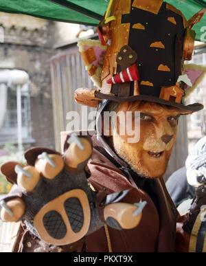 Kiev, Ucraina. Xv Sep, 2018. Un uomo che indossa costumi steampunk è visibile durante il ''VI KyivSteamCon'' dell'evento di Kiev.Gli Steampunk festival che coinvolgono workshop, seminari, concorsi, danze e lezioni e attira gli appassionati di subgenre steampunk, cosplay e fantascienza. Credito: Pavlo Gonchar SOPA/images/ZUMA filo/Alamy Live News Foto Stock