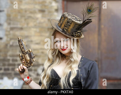 Kiev, Ucraina. Xv Sep, 2018. Una donna che indossa costumi steampunk è visibile durante il ''VI KyivSteamCon'' dell'evento di Kiev.Gli Steampunk festival che coinvolgono workshop, seminari, concorsi, danze e lezioni e attira gli appassionati di subgenre steampunk, cosplay e fantascienza. Credito: Pavlo Gonchar SOPA/images/ZUMA filo/Alamy Live News Foto Stock