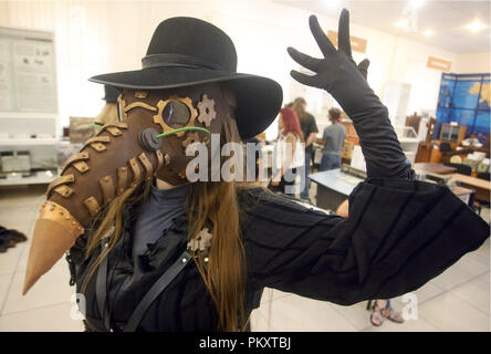 Kiev, Ucraina. Xv Sep, 2018. Una donna che indossa costumi steampunk è visibile durante il ''VI KyivSteamCon'' dell'evento di Kiev.Gli Steampunk festival che coinvolgono workshop, seminari, concorsi, danze e lezioni e attira gli appassionati di subgenre steampunk, cosplay e fantascienza. Credito: Pavlo Gonchar SOPA/images/ZUMA filo/Alamy Live News Foto Stock