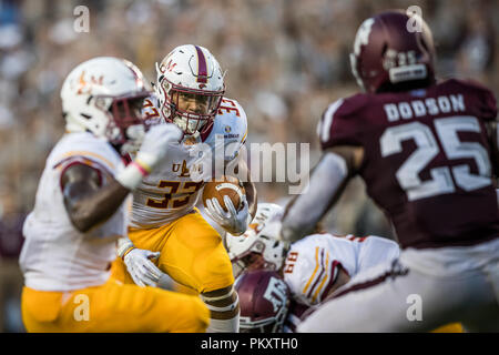 College Station, Texas, Stati Uniti d'America. Xv Sep, 2018. Louisiana-Monroe Warhawks running back Austin Vaughn (33) corre per positivo yardage durante il NCAA Football gioco tra il Louisiana-Monroe Warhawks e Texas A&M Aggies a Kyle Campo in College Station, Texas. Texas A&M sconfitto Louisiana-Monroe 48-10. Prentice C. James/CSM/Alamy Live News Foto Stock