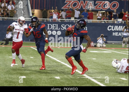 Tucson, Arizona, Stati Uniti. Xv Sep, 2018. L'Arizona ricevitore SHUN marrone (06) corre la sfera per un touchdown dopo la cattura di un pass di KHALIL TATE (14) contro il sud dello Utah Sabato, Sett. 15, 2018 in Arizona Stadium di Tucson, Arizona. Credito: Jeff Brown/ZUMA filo/Alamy Live News Foto Stock