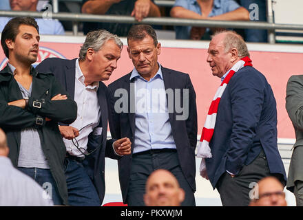 Monaco di Baviera, Germania. Il 15 settembre 2018. Uli Hoeness (Presidente del FCB ), Presidente del FCB e presidente, Andreas JUNG, Direttore Marketing e membro del board FCB Joerg WACKER, direttore per gli affari internazionali, FC Bayern Monaco - Bayer 04 Leverkusen 3-1 - DFL REGOLAMENTI VIETANO QUALSIASI USO DI FOTOGRAFIE come sequenze di immagini e/o quasi-VIDEO - 1.della Lega calcio tedesca , Monaco di Baviera, 15 settembre 2018, STAGIONE 2018/2019, giornata 4 © Peter Schatz / Alamy Live News Foto Stock