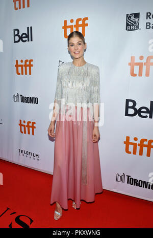 Toronto, Ontario, Stati Uniti d'America. Xiv Sep, 2018. 14 Settembre 2018 - Toronto Ontario Canada - Rosamund Pike. 2018 Toronto International Film Festival - ''una guerra privata'' Premiere detenute a Roy Thomson Hall. Photo credit: Brent Perniac/AdMedia Credito: Brent Perniac/AdMedia/ZUMA filo/Alamy Live News Foto Stock