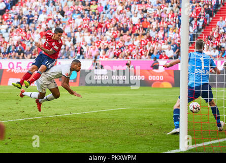 Monaco di Baviera, Germania. Il 15 settembre 2018. James RODRIGUEZ, FCB 11 shoot 3-1 gol contro Lukas HRADECKY, Lev 1 Jonathan TAH, Lev 4 FC Bayern Monaco - Bayer 04 Leverkusen 3-1 - DFL REGOLAMENTI VIETANO QUALSIASI USO DI FOTOGRAFIE come sequenze di immagini e/o quasi-VIDEO - 1.della Lega calcio tedesca , Monaco di Baviera, 15 settembre 2018, STAGIONE 2018/2019, giornata 4 © Peter Schatz / Alamy Live News Foto Stock