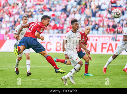 Monaco di Baviera, Germania. Il 15 settembre 2018. James RODRIGUEZ, FCB 11 competere per la palla, affrontando, duello, testata contro la Leon di Bailey, Nr. 9 lev FC Bayern Monaco - Bayer 04 Leverkusen 3-1 - DFL REGOLAMENTI VIETANO QUALSIASI USO DI FOTOGRAFIE come sequenze di immagini e/o quasi-VIDEO - 1.della Lega calcio tedesca , Monaco di Baviera, 15 settembre 2018, STAGIONE 2018/2019, giornata 4 © Peter Schatz / Alamy Live News Foto Stock