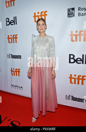 Toronto, Ontario, Stati Uniti d'America. Xiv Sep, 2018. 14 Settembre 2018 - Toronto Ontario Canada - Rosamund Pike. 2018 Toronto International Film Festival - ''una guerra privata'' Premiere detenute a Roy Thomson Hall. Photo credit: Brent Perniac/AdMedia Credito: Brent Perniac/AdMedia/ZUMA filo/Alamy Live News Foto Stock