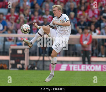 Monaco di Baviera, Germania. Il 15 settembre 2018. Julian Brandt (Bayer 04 Leverkusen) sulla sfera di azione singola GES/calcio/Prima Bundesliga: Bayern Monaco - Bayer 04 Leverkusen, 15.09.2018 Calcetto: 1° Campionato: Bayern Munich vs Bayer 04 Leverkusen, Monaco, 15 settembre 2018 | Utilizzo di credito in tutto il mondo: dpa picture alliance/Alamy Live News Foto Stock