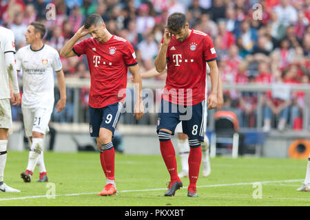 Monaco di Baviera, Germania. Il 15 settembre 2018. Monaco di Baviera, Deutschland. Xv Sep, 2018. Robert Lewandowski (FCB) e Javi Martinez (FCB) GES/Soccer/Prima Bundesliga: Bayern Monaco - Bayer 04 Leverkusen, 15.09.2018 Calcetto: 1° Campionato: Bayern Munich vs Bayer 04 Leverkusen, Monaco, 15 settembre 2018 | Utilizzo di credito in tutto il mondo: dpa/Alamy Live News Credito: dpa picture alliance/Alamy Live News Foto Stock