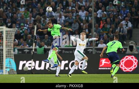 Monchengladbach, Germania. Xv Sep, 2018. firo: 15.09.2018, calcio, 1.Bundesliga, stagione 2018/2019, Borussia Monchengladbach, Gladbach - FC Schalke 04, BURGSTALLER versus WENDT, destra Gladbach | Utilizzo di credito in tutto il mondo: dpa/Alamy Live News Foto Stock