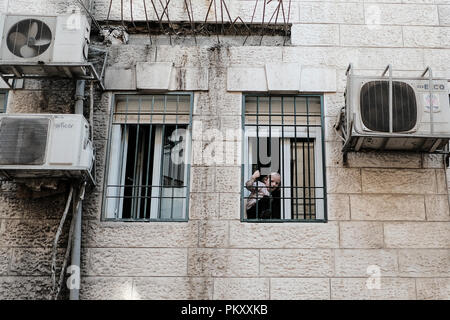 Gerusalemme, Israele. 16 Settembre, 2018. L'ultra ortodosso quartiere di Mea Shearim alla vigilia di Yom Kippur il giorno dell'Espiazione, nell'ultra ortodosso quartiere di Mea Shearim. Credito: Nir Alon/Alamy Live News Foto Stock