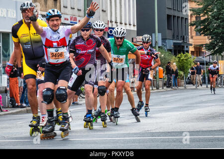 Berlino Germania, 15 settembre 2018. Annuale di Inline Skating Marathon. In linea pattinatori passano attraverso Rosenthaler Platz come hanno giocato in annuale di pattinaggio evento. La manifestazione è il Gran Finale del pattinaggio in linea stagione come i pattinatori partecipanti provenienti da 60 paesi di competere per il mondo e tedesco INLINE CUP: Credito Eden Breitz/Alamy Live News Foto Stock