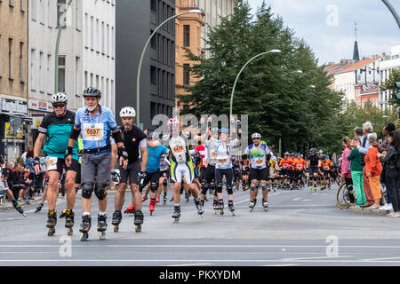 Berlino Germania, 15 settembre 2018. Annuale di Inline Skating Marathon. In linea pattinatori passano attraverso Rosenthaler Platz come hanno giocato in annuale di pattinaggio evento. La manifestazione è il Gran Finale del pattinaggio in linea stagione come i pattinatori partecipanti provenienti da 60 paesi di competere per il mondo e tedesco INLINE CUP: Credito Eden Breitz/Alamy Live News Foto Stock