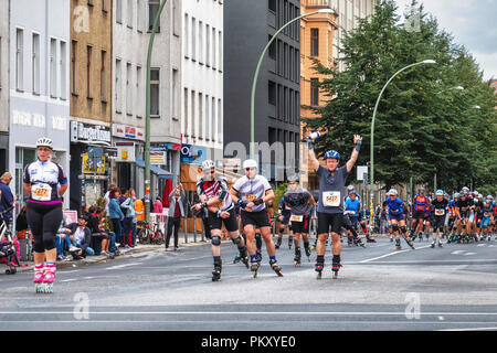 Berlino Germania, 15 settembre 2018. Annuale di Inline Skating Marathon. In linea pattinatori passano attraverso Rosenthaler Platz come hanno giocato in annuale di pattinaggio evento. La manifestazione è il Gran Finale del pattinaggio in linea stagione come i pattinatori partecipanti provenienti da 60 paesi di competere per il mondo e tedesco INLINE CUP: Credito Eden Breitz/Alamy Live News Foto Stock