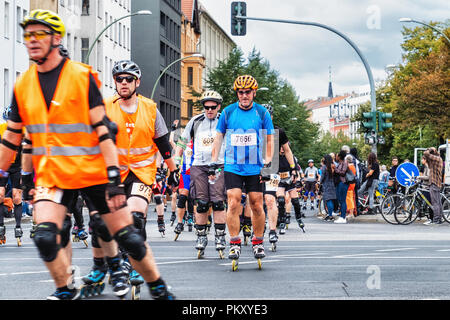 Berlino Germania, 15 settembre 2018. Annuale di Inline Skating Marathon. In linea pattinatori passano attraverso Rosenthaler Platz come hanno giocato in annuale di pattinaggio evento. La manifestazione è il Gran Finale del pattinaggio in linea stagione come i pattinatori partecipanti provenienti da 60 paesi di competere per il mondo e tedesco INLINE CUP: Credito Eden Breitz/Alamy Live News Foto Stock