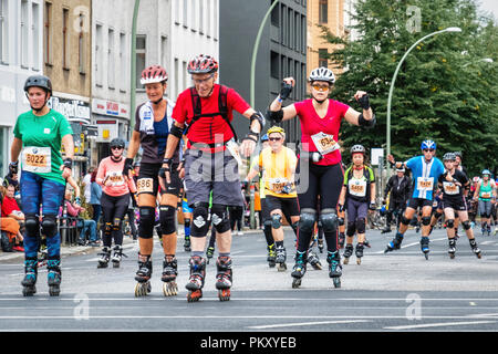 Berlino Germania, 15 settembre 2018. Annuale di Inline Skating Marathon. In linea pattinatori passano attraverso Rosenthaler Platz come hanno giocato in annuale di pattinaggio evento. La manifestazione è il Gran Finale del pattinaggio in linea stagione come i pattinatori partecipanti provenienti da 60 paesi di competere per il mondo e tedesco INLINE CUP: Credito Eden Breitz/Alamy Live News Foto Stock