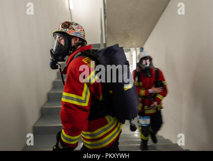 Rottweil, Germania. Il 16 settembre 2018. I vigili del fuoco in attrezzatura completa a piedi su per i gradini dalla torre di prova durante le scale eseguire. Circa 700 corridori avviato in Germania i livelli più elevati di scala eseguire, nella prova di torre. La Thyssenkrupp test torre, costruita nel 2017, ha 1390 passi e il pubblico più elevato della piattaforma del visitatore in Germania a 232 metri. Foto: Daniel Maurer/dpa Credito: dpa picture alliance/Alamy Live News Credito: dpa picture alliance/Alamy Live News Credito: dpa picture alliance/Alamy Live News Credito: dpa picture alliance/Alamy Live News Foto Stock