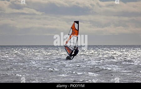 Monifeith, Tayside, Scozia, meteo, 16 settembre 2018, windsurfisti brave eccezionalmente forti venti fino a 40mph dopo una notte di pioggia torrenziale, sulle acque instabile del Firth of Tay con sun causando riflessioni interessanti sull'acqua. Foto Stock