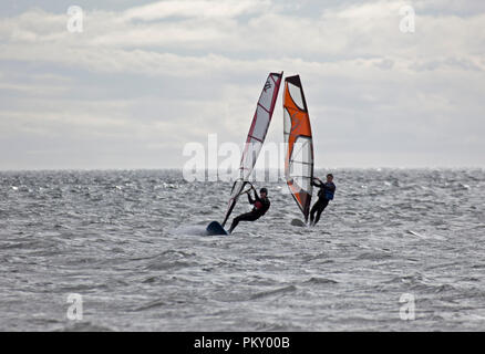 Monifeith, Tayside, Scozia, meteo, 16 settembre 2018, windsurfisti brave eccezionalmente forti venti fino a 40mph dopo una notte di pioggia torrenziale, sulle acque instabile del Firth of Tay con sun causando riflessioni interessanti sull'acqua. Foto Stock