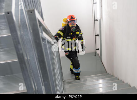 Rottweil, Germania. Il 16 settembre 2018. Un vigile del fuoco in piena attrezzatura passeggiate in passi dalla torre di prova durante le scale eseguire. Circa 700 corridori avviato in Germania i livelli più elevati di scala eseguire, nella prova di torre. La Thyssenkrupp test torre, costruita nel 2017, ha 1390 passi e il pubblico più elevato della piattaforma del visitatore in Germania a 232 metri. Foto: Daniel Maurer/dpa Credito: dpa picture alliance/Alamy Live News Credito: dpa picture alliance/Alamy Live News Credito: dpa picture alliance/Alamy Live News Credito: dpa picture alliance/Alamy Live News Foto Stock