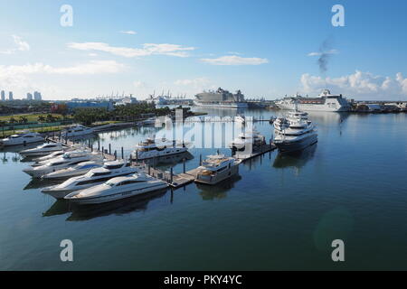 L'Isola Giardino porto profonde super-yacht marina sulla MacArthur Causeway con il Porto di Miami in background. Foto Stock
