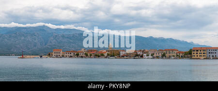 Tradizionale villaggio vecchio Vinjerac, Croazia, le montagne di Velebit e il parco nazionale di Paklenica in background Foto Stock