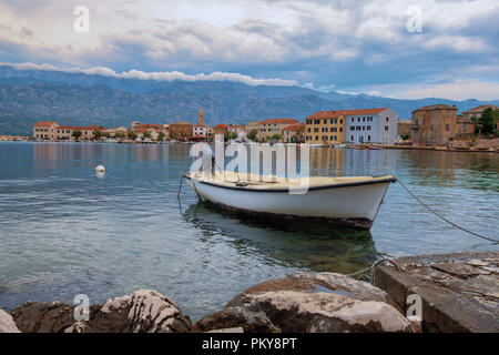 Tradizionale villaggio vecchio Vinjerac, Croazia, le montagne di Velebit e il parco nazionale di Paklenica in background Foto Stock