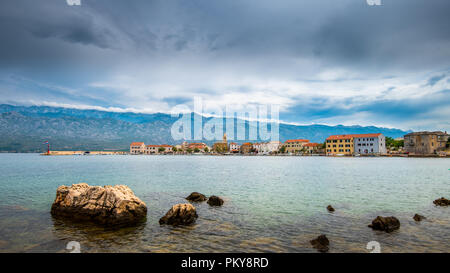 Tradizionale villaggio vecchio Vinjerac, Croazia, le montagne di Velebit e il parco nazionale di Paklenica in background Foto Stock