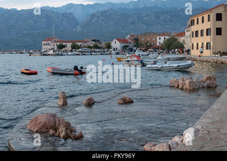 Tradizionale villaggio vecchio Vinjerac, Croazia, le montagne di Velebit e il parco nazionale di Paklenica in background Foto Stock