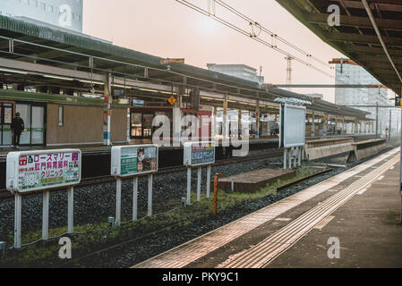 Kinshicho, Tokyo - Giappone - Giugno 22, 2018: Abstract blur vista di persone in attesa per la stazione di Tokyo, Giappone Foto Stock