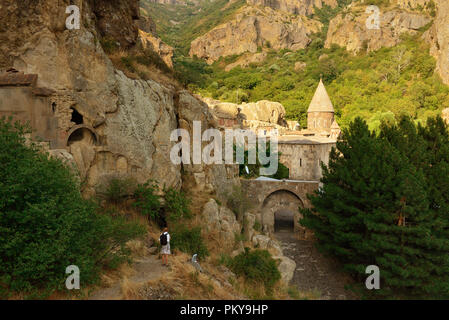 Monastero di Geghard vicino a Yerevan è un monastero medievale nella provincia di Kotayk di Armenia, essendo parzialmente scavata Foto Stock