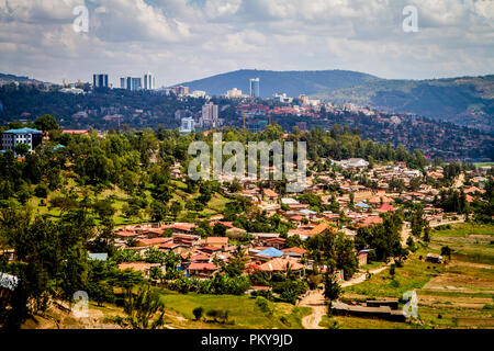 Vista del centro di Kigali skyline dal tetto Inzora Cafe. Foto Stock