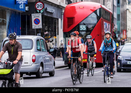 I ciclisti sulla mattina di commutare attraverso il centro di Londra, England, Regno Unito Foto Stock