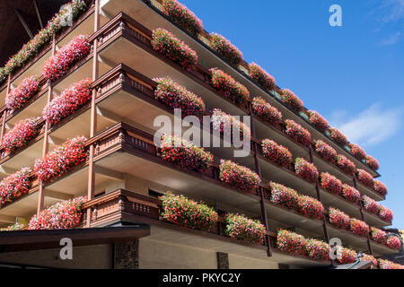 Un bellissimo edificio con fiori nei balconi Foto Stock